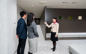 Image of an attendant guiding a customer